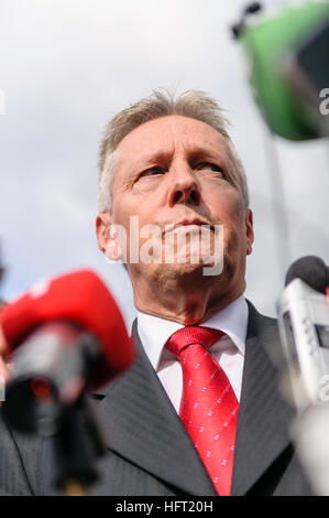 Peter Robinson, dem Ersten Minister für Nordirland, auf einer Pressekonferenz Stockfoto