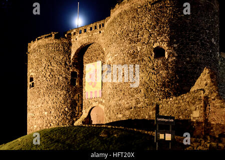 Carrickfergus Castle, erbaut im 12. Jahrhundert von Norman Invasoren in der Nacht mit dem Mond hinter Stockfoto