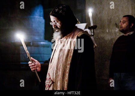 Jerusalem, Israel - 17. Mai 2014: A koptischen Mönch meditiert in koptischen Kapelle auf der Rückseite Edicula in der Kirche des Heiligen Grabes Stockfoto