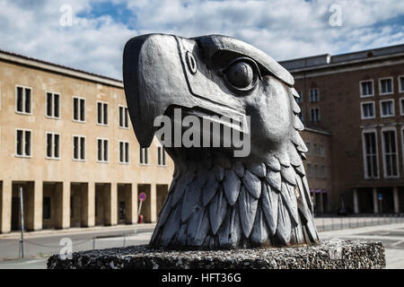 Die Adler Kopf Statue auf dem Flughafen Tempelhof, Berlin, Deutschland Stockfoto