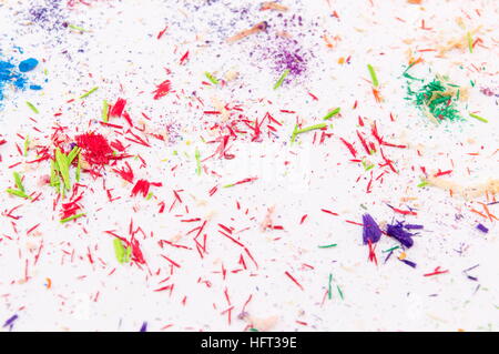 Leeres weißes Papier bedeckt Buntstifte schärfen Reste Stockfoto