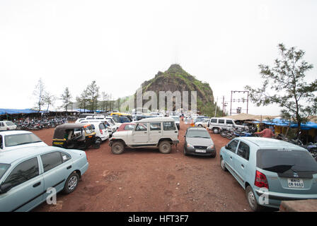 Sinhagad Szene im Monsun mit Touristen und die Aussicht von der Festung Shivaji Maharaj Maharashtra Stockfoto