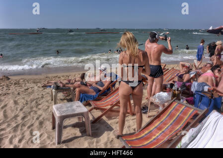 Pattaya Beach. Touristen sonnen sich am Strand von Pattaya Thailand S. E. Asia Stockfoto