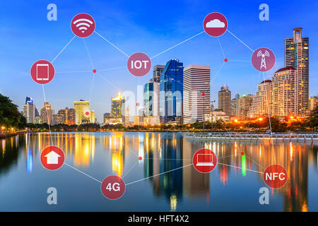 Konzept der smart City, illustriert von Vernetzung und Internet der Dinge oder IOT. Stockfoto