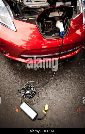 Ein Ladegerät, das 120-Volt Haushalte elektrischen Strom verwendet berechnen die Lithium-Ionen-Batterien von Null auf 100 % in 18 Stunden. Stockfoto