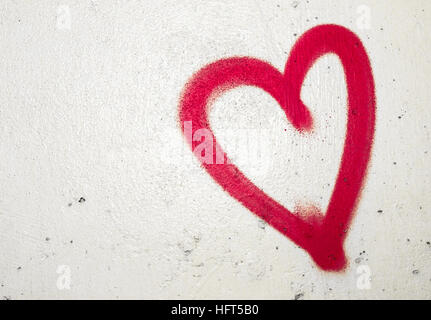 Konzept oder konzeptionelle gemalten roten abstrakte Herzen Formen Liebe Symbol, schmutzigen Wand Hintergrund, Metapher, Stadt- und romantischen Valentinstag, Grunge-Stil. Stockfoto