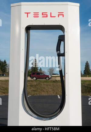 Tesla Aufladung Stationen so allgegenwärtig wie McDonalds Restaurants auf Amerikas Straßen sein. Stockfoto