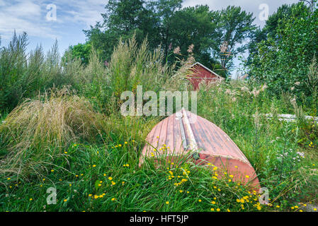 Ein Ruderboot kopfüber auf Sommerwiese Stockfoto