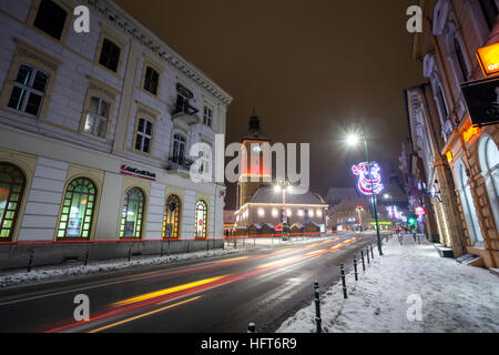 BRASOV, Rumänien - 15. Dezember 2016: Brasov Council House Nachtansicht dekoriert für Weihnachten und traditionellen Wintermarkt in der Altstadt Stockfoto