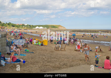 Touristen-Urlauber am Strand von North Bay Küste Scarborough North Yorkshire UK Stockfoto