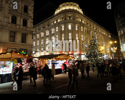 Weihnachtsmarkt am Vörösmarty Ter Platz in der Innenstadt von Budapest, Ungarn Stockfoto