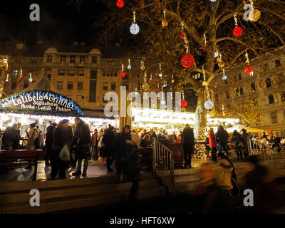 Weihnachtsmarkt am Vörösmarty Ter Platz in der Innenstadt von Budapest, Ungarn Stockfoto