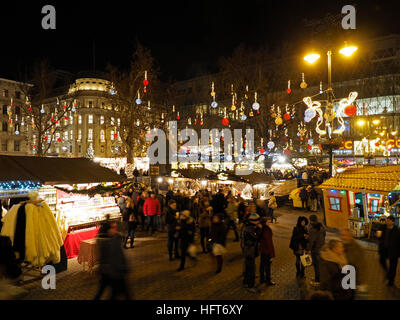 Weihnachtsmarkt am Vörösmarty Ter Platz in der Innenstadt von Budapest, Ungarn Stockfoto