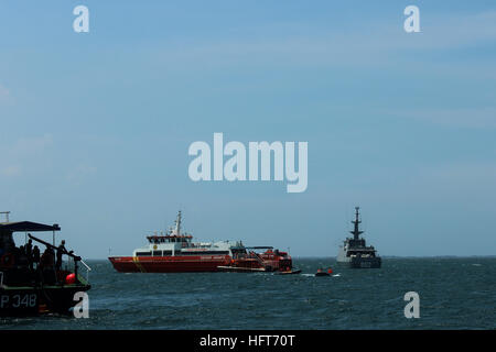 Jakarta, Indonesien. 2. Januar 2017. Die nationale Suche und Rettung Agentur (BASARNAS) der indonesischen Marine und Polizei Boote mit Wasser helfen, den Prozess "ein Team Kämmen Ortsbild," brennen Zahro Express Unfall gestern in den Gewässern von Muara Angke versenden. Die letzten Informationen zu BPBD, 17 Menschen, die angeblich noch fehlen. Es wurden insgesamt 23 Opfer starben bei dem Zwischenfall; drei Leichen wurden identifiziert, während der Rest sind noch im Prozess der Identifizierung. © Sutrisno Bewohner/Pazifik Prees/Alamy Live-Nachrichten Stockfoto