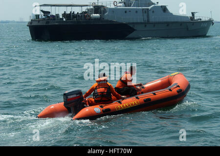 Jakarta, Indonesien. 2. Januar 2017. Die nationale Suche und Rettung Agentur (BASARNAS) der indonesischen Marine und Polizei Boote mit Wasser helfen, den Prozess "ein Team Kämmen Ortsbild," brennen Zahro Express Unfall gestern in den Gewässern von Muara Angke versenden. Die letzten Informationen zu BPBD, 17 Menschen, die angeblich noch fehlen. Es wurden insgesamt 23 Opfer starben bei dem Zwischenfall; drei Leichen wurden identifiziert, während der Rest sind noch im Prozess der Identifizierung. © Sutrisno Bewohner/Pazifik Prees/Alamy Live-Nachrichten Stockfoto