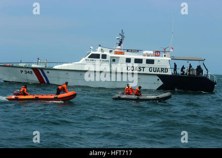 Jakarta, Indonesien. 2. Januar 2017. Die nationale Suche und Rettung Agentur (BASARNAS) der indonesischen Marine und Polizei Boote mit Wasser helfen, den Prozess "ein Team Kämmen Ortsbild," brennen Zahro Express Unfall gestern in den Gewässern von Muara Angke versenden. Die letzten Informationen zu BPBD, 17 Menschen, die angeblich noch fehlen. Es wurden insgesamt 23 Opfer starben bei dem Zwischenfall; drei Leichen wurden identifiziert, während der Rest sind noch im Prozess der Identifizierung. © Sutrisno Bewohner/Pazifik Prees/Alamy Live-Nachrichten Stockfoto