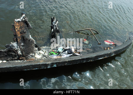 Jakarta, Indonesien. 2. Januar 2017. Die nationale Suche und Rettung Agentur (BASARNAS) der indonesischen Marine und Polizei Boote mit Wasser helfen, den Prozess "ein Team Kämmen Ortsbild," brennen Zahro Express Unfall gestern in den Gewässern von Muara Angke versenden. Die letzten Informationen zu BPBD, 17 Menschen, die angeblich noch fehlen. Es wurden insgesamt 23 Opfer starben bei dem Zwischenfall; drei Leichen wurden identifiziert, während der Rest sind noch im Prozess der Identifizierung. © Sutrisno Bewohner/Pazifik Prees/Alamy Live-Nachrichten Stockfoto