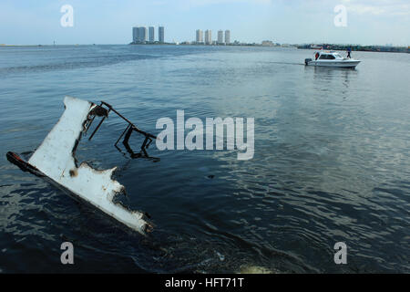 Jakarta, Indonesien. 2. Januar 2017. Die nationale Suche und Rettung Agentur (BASARNAS) der indonesischen Marine und Polizei Boote mit Wasser helfen, den Prozess "ein Team Kämmen Ortsbild," brennen Zahro Express Unfall gestern in den Gewässern von Muara Angke versenden. Die letzten Informationen zu BPBD, 17 Menschen, die angeblich noch fehlen. Es wurden insgesamt 23 Opfer starben bei dem Zwischenfall; drei Leichen wurden identifiziert, während der Rest sind noch im Prozess der Identifizierung. © Sutrisno Bewohner/Pazifik Prees/Alamy Live-Nachrichten Stockfoto