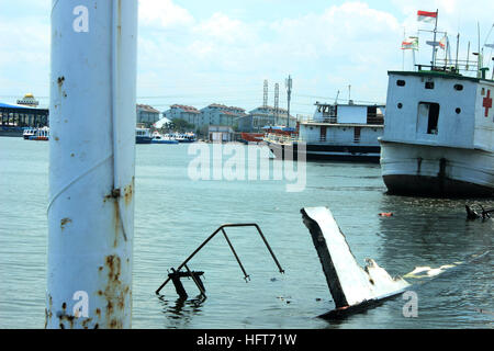 Jakarta, Indonesien. 2. Januar 2017. Die nationale Suche und Rettung Agentur (BASARNAS) der indonesischen Marine und Polizei Boote mit Wasser helfen, den Prozess "ein Team Kämmen Ortsbild," brennen Zahro Express Unfall gestern in den Gewässern von Muara Angke versenden. Die letzten Informationen zu BPBD, 17 Menschen, die angeblich noch fehlen. Es wurden insgesamt 23 Opfer starben bei dem Zwischenfall; drei Leichen wurden identifiziert, während der Rest sind noch im Prozess der Identifizierung. © Sutrisno Bewohner/Pazifik Prees/Alamy Live-Nachrichten Stockfoto