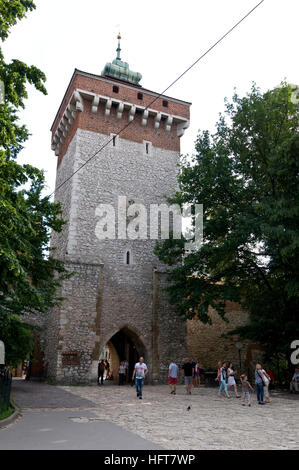 St. Florin Tor als Teil der mittelalterlichen befestigten Stadt Wand in Pijarska Straße in der Altstadt von Krakau in Polen Stockfoto