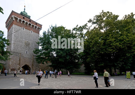 St. Florin Tor als Teil der mittelalterlichen befestigten Stadt Wand in Pijarska Straße in der Altstadt von Krakau in Polen Stockfoto