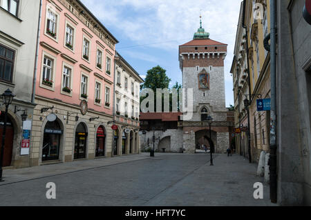 St. Florin Tor, Teil einer mittelalterlichen Festungsmauer der Altstadt von Krakau in Polen Stockfoto