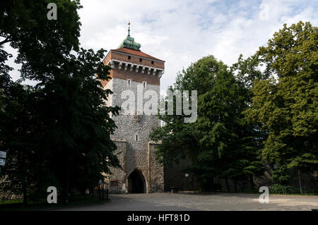 St. Florin Tor, Teil einer mittelalterlichen Festungsmauer der Altstadt von Krakau in Polen Stockfoto