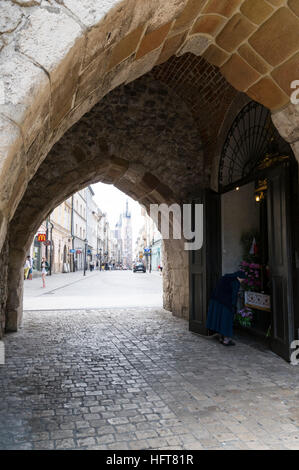 Der Torbogen von St. Florin Tor, Teil einer mittelalterlichen Festungsmauer der Altstadt von Krakau, in Floianska in Polen Stockfoto