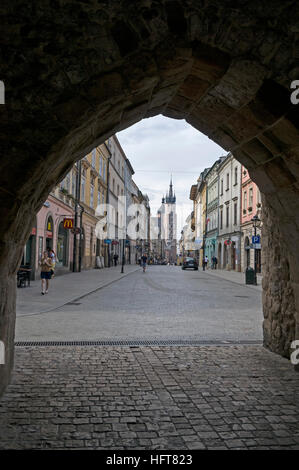 Der Torbogen von St. Florin Tor, Teil einer mittelalterlichen Festungsmauer der Altstadt von Krakau, in Floianska in Polen Stockfoto