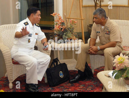 061030-N-6775-047 Pearl Harbor, Hawaii (30. Oktober 2006) - Master Chief Petty Officer der Marine (INTERNIERUNGSLAGER) Joe R. Campa Jr. spricht mit philippinischen Marine Master Chief Petty Officer Seagan über Herausforderungen für jedes OthersÕ Marine und Seeleute während eines Besuchs zu Naval Station Pearl Harbor. INTERNIERUNGSLAGER befindet sich in Hawaii Region besuchen lokale Navy Befehle und Matrosen. Foto: U.S. Navy Mass Communication Specialist 2. Klasse Justin P. Nesbitt (freigegeben) US Navy 061030-N-6775N-047 Master Chief Petty Officer der Marine (INTERNIERUNGSLAGER) Joe R. Campa Jr. spricht mit philippinischen Marine Master Chief Petty Officer Stockfoto