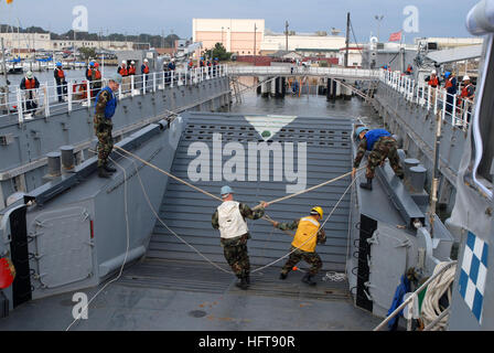 061102-N-4238B-170 Virginia Beach, VA (2. November 2006) - Line-Handler an Bord der Hilfs schwimmenden Trockendock Dynamik (AFDL 6) arbeitet mit Utility Landing Craft (LCU-1663) Besatzungsmitglieder das Handwerk ins Trockendock zu ziehen. Die Dynamik ermöglicht expeditionary Handwerk notwendigen Reparaturen und ins Meer. Foto: U.S. Navy Masse Kommunikation Spezialist Seemann Kelly E. Barnes (freigegeben) US Navy 061102-N-4238B-170 Linie Handler an Bord der Hilfs schwimmenden Trockendock Dynamik (AFDL 6) arbeitet mit Utility Landing Craft (LCU-1663) Besatzungsmitglieder, das Handwerk in Trockendock zu ziehen Stockfoto