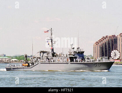 Starboard Bogen Blick der uns Navy (USN) OSPREY-Klasse (Küsten-MINEHUNTER), USS KINGFISHER (MHC-56), im Gange auf dem Hudson River, dampfende vorbei Battery Park, New York (NY), während der Teilnahme an der 15. jährlichen Flotte Woche Celebration, "Parade of Sails". USS Kingfisher (MHC-56) Stockfoto