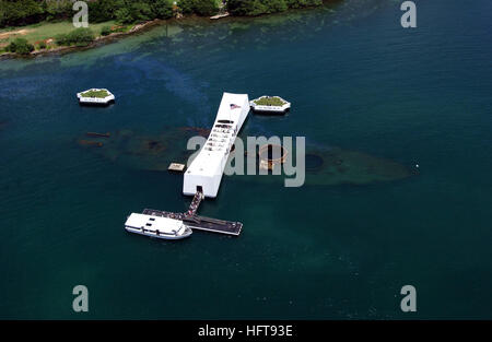 Ein Luftbild von der USS Arizona Memorial mit einem Ausflugsboot uns Navy (USN), USS Arizona Memorial Ablösung, festgemacht an der Pier, wie Besucher aussteigen zu besuchen und bezahlen ihren Respekt zu den Matrosen und Marinesoldaten während des Angriffs auf Pearl Harbor am 7. Dezember 1941 ums Leben. USS Arizona Memorial (Luftbild) Stockfoto