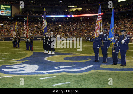 061105-F-9032T-017 St. Louis, Missouri (11. November 2006) - führen Mitglieder der Streitkräfte Farbe Garde während ein Veteran Day Ceremony Held an der Edwards-Jones-Dome, während der Eröffnungsfeier bei einem Spiel der regulären Saison der National Football League (NFL) zwischen den Kansas City Chiefs und den St. Louis Rams. Foto: U.S. Air Force Staff Sgt. Tony R. Tolley (freigegeben) US Navy 061105-F-9032T-017 Mitglieder der Streitkräfte Farbe Garde durchführen, während ein Veteranen Tag Zeremonie Held an der Edwards-Jones-Dome Stockfoto