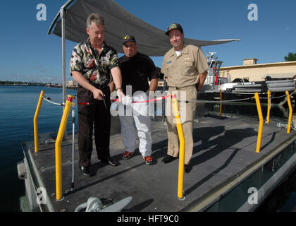 061108-N-0879R-001 Pearl Harbor, Hawaii (8. November 2006) - Keith Nesmith der Naval Station Pearl Harbor Hafenbetrieb (links), Louis DiStefano, Engineering NAVSEA und Kapitän Taylor Skardon, Naval Station Pearl Harbor befehlshabender Offizier, schneiden das Band auf einer der zwei der Marine neueste Gemälde Geräte, eine verbesserte Farbe-Schwimmer, die Segler, Freibord, Wasserlinie und Boot oben sicher zu malen zu ermöglichen. Foto: U.S. Navy Masse Chef Kommunikation Spezialist David Rush (freigegeben) US Navy 061108-N-0879R-001 Keith Nesmith der Naval Station Pearl Harbor Hafenbetrieb (links), Louis DiStefano NAVSEA Eng Stockfoto