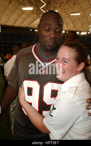 030801-N-9849W-006-Tokio, Japan (1. August 2003)--Tampa Bay Buccaneers Defensive Tackle Warren Sapp wird von einem eifrigen Seemann Freitag im Tokyo Dome begrüßt.  Personals Carrier Air Wing Five (CVW-5) waren bis zur Kuppel eingeladen, mit den Spielern der Tampa Bay Buccaneers und die New York Jets treffen.  Beide Teams treffen in TomorrowÕs Tokio Schüssel für eine Vorsaison Spiel der National Football League (NFL).  U.S. Navy Photo von PhotographerÕs Mate 3. Klasse John E. Woods.  (FREIGEGEBEN) Warren Sapp Stockfoto