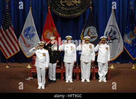 080827-N-6259S-001 BETHESDA, MD. (27. August 2008) Rear Admiral Matthew Nathan, links, grüßt seine Bestellungen anzunehmen als neue National Naval Medical Center Kommandant während einer Änderung der Befehl Zeremonie in Bethesda. General James Amos, stellvertretender Kommandant des Marinekorps; Rear Admiral Richard Jeffries, ausgehende National Naval Medical Center Kommandant; Vice Admiral Adam Robinson Jr., Marine Surgeon General; und Captain Lorenzo York, Marine Kaplan, den Vorsitz über das Podium in vollen militärischen Ehren. (US Navy Foto von Marcus Suorez/freigegeben) US Navy 080827-N-6259S-001 Rear Admiral Matthew Nathan grüßt seine akzeptieren Stockfoto