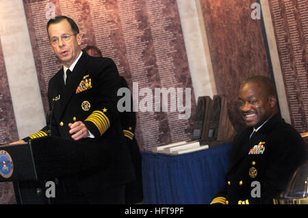 061114-N-0696M-022 Washington (14. November 2006) - 2006 Vice Admiral James B. Stockdale Award for Leadership Gewinner CMdR Richard L. Clemmons, ehemaliger Kommandant der USS Roosevelt (DDG-80), hört das Zitat beschreibt seine Auszeichnung als Chief of Naval Operations (CNO) Admiral Mike Mullen während der Preisverleihung in der Halle der Helden im Pentagon spricht. Das Ereignis markiert die 26. Verleihung des errichtet zu Ehren des Vice Admiral James B. Stockdale deren distinguished Marinekarriere die höchsten Standards of Excellence in persönliches Beispiel und Führung symbolisiert. Das Destilat Stockfoto