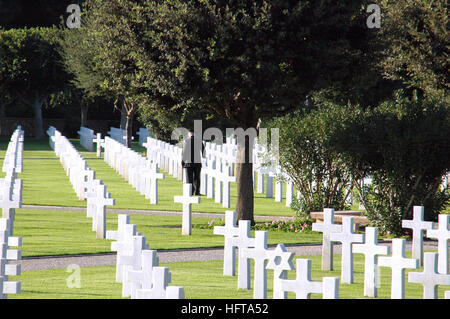 061117-N-6544L-004-Tunis, Tunesien (17. November 2006) - A Soldier, der amerikanischen Botschaft in Tunis zugewiesen berührt einen Grabstein auf dem North African American Cemetery während einer Kranzniederlegung zu Ehren der amerikanischen Veteranen. Die Veterans Day Zeremonie wurde um ein paar Tage verschoben, um während des Besuchs der Port des Dock Landungsschiff USS Whidbey Island (LSD 41) durchgeführt werden.  Whidbey Island Besuch war der erste Anlaufhafen von einem großen US-Navy Schiff in Tunesien seit 2001. North Africa American Cemetery ist eines von 24 amerikanischen Friedhöfen auf fremdem Boden und umfasst 27 Hektar Land zwischen der Me Stockfoto