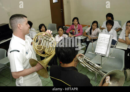 070209-N-2746N-111 Manila, Philippinen (9. Februar 2007) - Musiker 2. Klasse Robert Booker, zugeordnet der 7. Flotte Band weist Karlo Espirito von der University of Santo Tomas Conservatory of Music und Kommilitonen auf die ins und Outs der Waldhorn während einer Meisterklasse an der Hochschule statt. Amphibische Befehl Schiff USS Blue Ridge (LCC-19) und begann 7. Flotte Mitarbeiter sind auf den Philippinen im Rahmen des Projekts Freundschaft, eine humanitäre Hilfe/Community-Service-Projekt mit der Streitkräfte der Philippinen. Während ihres Aufenthaltes wird das Schiff in Freundschaft-Build teilnehmen. Stockfoto