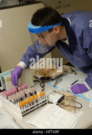 061129-N-5416W-005 Norfolk, Virginia (29. November 2006) - Hospital Corpsman Seemann Jered Cotshwar SortÕs Blutproben während eines Schiffes Blut Fahrt an Bord der Flugzeugträger der Nimitz-Klasse USS Theodore Roosevelt (CVN-71). Foto: U.S. Navy Mass Communications Specialist Seemann William Weinert (frei) US Navy 061129-N-5416W-005 Hospital Corpsman Seemann Jered Cotshwar Art %% 5Ersquo, s Blutproben während eines Schiffes Blut fahren Sie an Bord der Flugzeugträger der Nimitz-Klasse USS Theodore Roosevelt (CVN-71) Stockfoto
