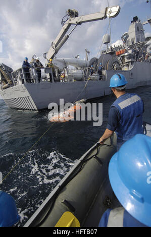 061202-N-5555T-019 Arabisches Meer (2. Dezember 2006) - US Navy Matrosen mit dem Bergwerk Gegenmaßnahmen Schiff USS Ardent (MCM 12) testen den Motor auf eine Mine Neutralisation Fahrzeug (MNV) im arabischen Meer vor Durchführung einer Grube Gegenmaßnahme-Übung. Die MNV Mission ist zu suchen und zerstören Minen; Es wird in der Region zur Gefahrenabwehr Operationen zu unterstützen. Foto: U.S. Navy Mass Communication Specialist 2. Klasse Justin K. Thomas (freigegeben) US Navy 061202-N-5555T-019 US Navy Matrosen mit dem Bergwerk Gegenmaßnahmen Schiff USS Ardent (MCM 12) testen den Motor auf eine Mine Neutralisation Fahrzeug (MNV) Stockfoto