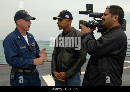 061205-N-8148A-061 Persischen Golf (5. Dezember 2006) - interviews Montel Williams Command Master Chief David Flannerry an Bord geführte Flugkörper Zerstörer USS Howard (DDG-83). Williams, eine Talkshow-Moderatorin und ehemalige US-Navy Lieutenant Commander, reiste nach der 5. Flotte Tätigkeitsbereich, Aufnahmen für einen besonderen Urlaub gewidmet US-Militärangehörige zu sammeln. Foto: U.S. Navy Mass Communication Specialist 2. Klasse Kitt Amaritnant (freigegeben) US Navy 061205-N-8148A-061 Montel Williams interviews Command Master Chief David Flannerry an Bord geführte Flugkörper Zerstörer USS Howard (DDG-83) Stockfoto