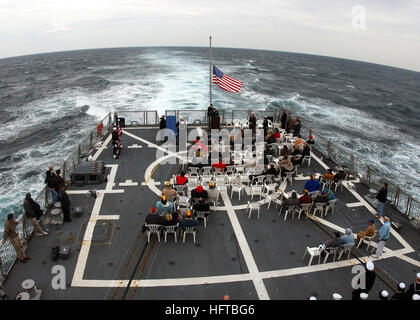 061207-N-1810F-343 Mayport, Florida (7. Dezember 2006) - Gäste aus verschiedenen VeteransÕ Organisationen im Bereich Jacksonville, darunter Überlebende von Pearl Harbor, ging im Gange mit USS Farragut (DDG-99) für die 65. jährliche Gedenkveranstaltung in Pearl Harbor. Ein hundert und sechzig vier Veteranen versammelten sich auf dem Flugdeck der Farragut für eine Kranzniederlegung während einer Trauerfeier in Gedenken an die gefallenen Kameraden verloren, während die 1941 Angriff auf Pearl Harbor. Veteranen sanft veröffentlicht Blumen über Bord in Erinnerung an Kameraden und Angehörigen verloren während des Angriffs. Matrosen zugewiesen die Stockfoto