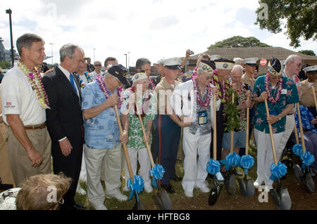 061207-N-9076B-170 Pearl Harbor, Hawaii (7. Dezember 2006) Ð fünfzehn USS Oklahoma Überlebenden zusammen mit der Sekretärin der Abteilung für Inneres, The Honorable Dirk Kempthorne und Gouverneur von Oklahoma, Spatenstich The Honorable Brad Henry für ein USS Oklahoma Memorial, die neben der USS Missouri Museum auf Ford Island gebaut werden. Mehr als 1.500 Pearl Harbor Überlebende, Angehörige und Freunde von auf der ganzen Nation zusammen mit 2.000 Gäste und die Öffentlichkeit teilgenommen an jährlichen hiergegen. US Navy Foto von Chief Masse Kommunikation Spezialist Don Bray (freigegeben) U.S. Stockfoto