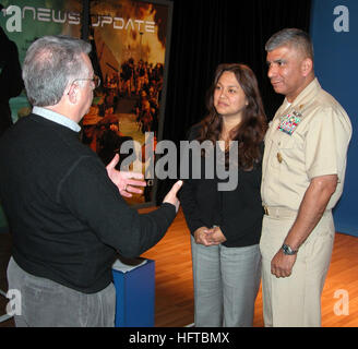 061206-N-2529H-003 Washington (6. Dezember 2006) - Master Chief Petty Officer von der Marine (INTERNIERUNGSLAGER) Joe R. Campa Jr. und seiner Frau Diana erhalten Anweisungen von Naval Media Center Produzent John Morrissey vor taping eine Weihnachtskarte für die Flotte. Campa ist die 11. Master Chief, die Position der INTERNIERUNGSLAGER zu halten. US Navy Foto von Senior Chef Masse Kommunikation Spezialist Bill Houlihan (freigegeben) US Navy 061206-N-2529H-003 Master Chief Petty Officer von der Marine (INTERNIERUNGSLAGER) Joe R. Campa Jr. und seiner Frau Diana erhalten Anweisungen von Naval Media Center Produzent John Morrissey vor taping einen Urlaub Stockfoto