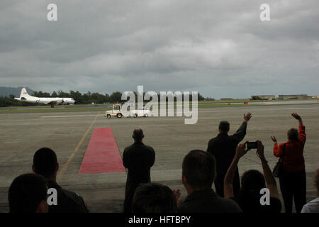 Ein P-3C Orion von Patrol Squadron Three (VP-3A) startet zu seinem letzten Flug auf der Marine Corps Base Hawaii. Das Geschwader, das dem Executive Transport Detachment Patrol and Reconnaissance Wing Two zugeordnet war, wurde in einer Zeremonie zum Ende seiner Operationen zerstört. Crew und Führung beobachten den Abflug des Flugzeugs. Stockfoto