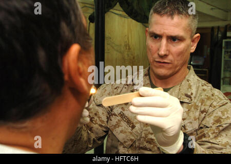 061220-N-5758H-028 Al Asad, Irak (20. Dezember 2006) - Lt. Cmdr Thomas Friedrich, zugeordnet der 1. Sanitätsbataillons Camp Pendleton, führt eine medizinische Untersuchung auf die irakische Staatsbürgerschaft. Die 1. Sanitätsbataillons bietet II Pflege, die chirurgische Wiederbelebung, US-Streitkräfte, Koalitionstruppen, die irakischen Sicherheitskräfte und Zivilisten zur Unterstützung der globalen Krieg gegen den Terrorismus ist. US Navy Foto von Masse Kommunikation Spezialist Seemann Kenneth R. Hendrix (freigegeben) US Navy 061220-N-5758H-028 Lt. Cmdr Thomas Friedrich, zugeordnet der 1. Sanitätsbataillons Camp Pendleton, führt eine medizinische Stockfoto