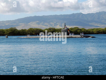 061222-N-9486C-001 Pearl Harbor, Hawaii (22. Dezember 2006) Ð Los-Angeles-Klasse schnellen Angriff u-Boot USS Columbus (SSN-762) kehrt zum Naval Station Pearl Harbor just-in-Time für den Urlaub. Columbus, Gridley in Pearl Harbor, Abschluss eine zweijährigen Überholung an u-Boot-Basis Bangor, Washington-US-Marine Foto von Mass Communication Specialist 1. Klasse Cynthia Clark (freigegeben) uns Marine 061222-N-9486C-001 Los-Angeles-Klasse schnell Angriff u-Boot USS Columbus (SSN-762) kehrt zum Naval Station Pearl Harbor just-in-Time für den Urlaub Stockfoto