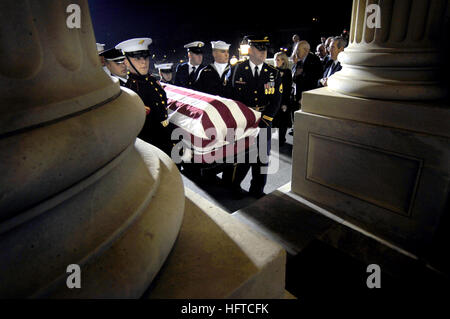 061230-F-0193C-017 Washington, D.C. (30. Dezember 2006) Ð der Sarg mit dem Leichnam des ehemaligen US-Präsidenten Gerald R. Ford erfolgt in das Kapitol durch den Osten Treppe auf das US-Repräsentantenhaus, für eine Trauerfeier. Ford starb in seinem Haus in Rancho Mirage, Kalifornien, am 26. Dezember im Alter von 93 Jahren. Ein privaten Beerdigung Service ist für Januar geplant.  Gerald R. Ford Presidential Museum in Grand Rapids, Michigan Department of Defense Foto von Staff Sgt. D. Myles Cullen (freigegeben) uns Marine 061230-F-0193C-017 der Sarg mit dem Leichnam des ehemaligen US-Präsident Gerald R. für die Stockfoto